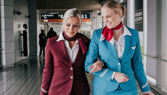 Eurowings-Flugbegleiterinnen in alter und neuer Uniform; Foto: Eurowings, ©Athenea Diapouli-Hariman