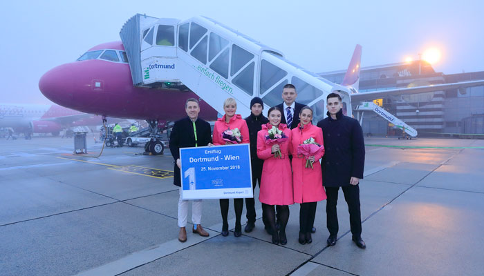 Guido Miletic, Leiter Marketing & Sales, begrüßte die Crew von Wizz Air zum Erstflug auf dem Vorfeld. Foto: © Dortmund Airport, Hans-Jürgen Landes