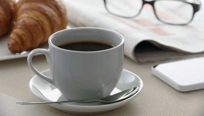 Kaffeetasse neben Croissant; Foto: iStock.com/WDnet