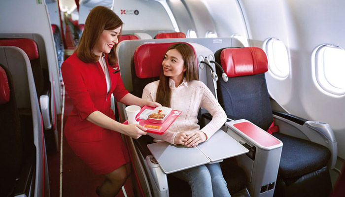 Air Asia-Flugbegleiterin serviert Essen; Foto: Air Asia