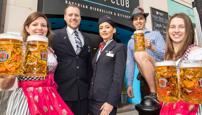 Die Kabinenbesatzung der British Airways besuchte den berühmten „Bavarian Bierkeller & Kitchen“ in Victoria um die neue Verbindung in die Bierhauptstadt München zu feiern. Foto: British Airways