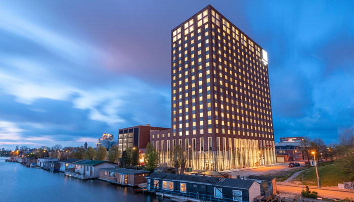 490 Zimmer auf 18 Stockwerken: das Leonardo Royal Hotel Amsterdam. Foto: Leonardo Hotel Group