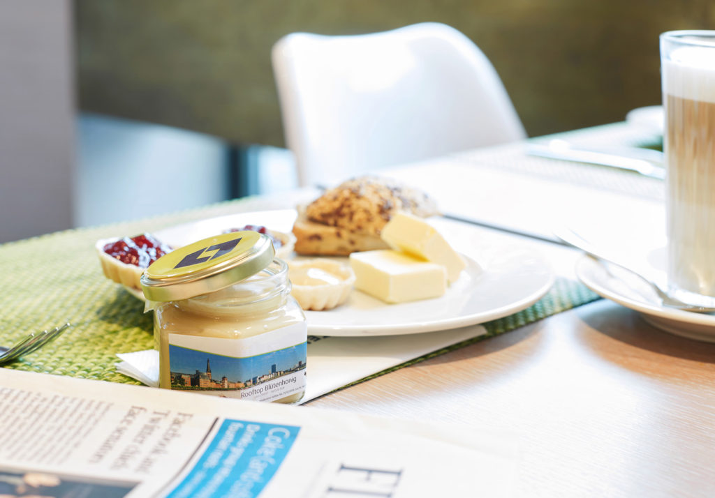 Honig im Glas am Frühstückstisch; Foto: Living Hotels