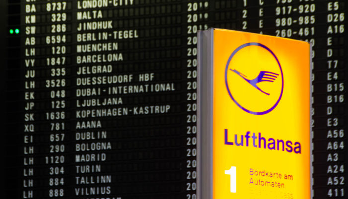 Abflugschild mit Lufthansa-Schild; Foto: iStock.com/Pradeep Thomas Thundiyil