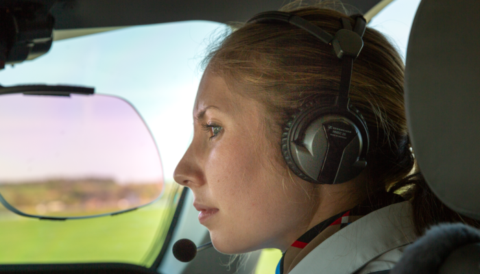 First Officer Tina Schwabe hat alles im Blick. Foto: PilotsEYE/Thomas Aigner