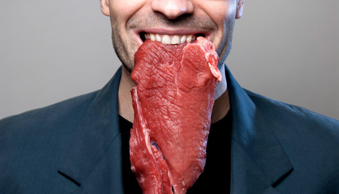 Mann hat rohes Steak im Mund; Foto: iStock.com/EricFalco