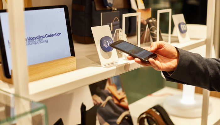 Mit NFC-Tags an besonderen Highlight-Produkten erhalten Teilnehmer im Lufthansa WorldShop über die Miles & More App zusätzliche Hintergrundinformationen. Foto: Miles & More GmbH
