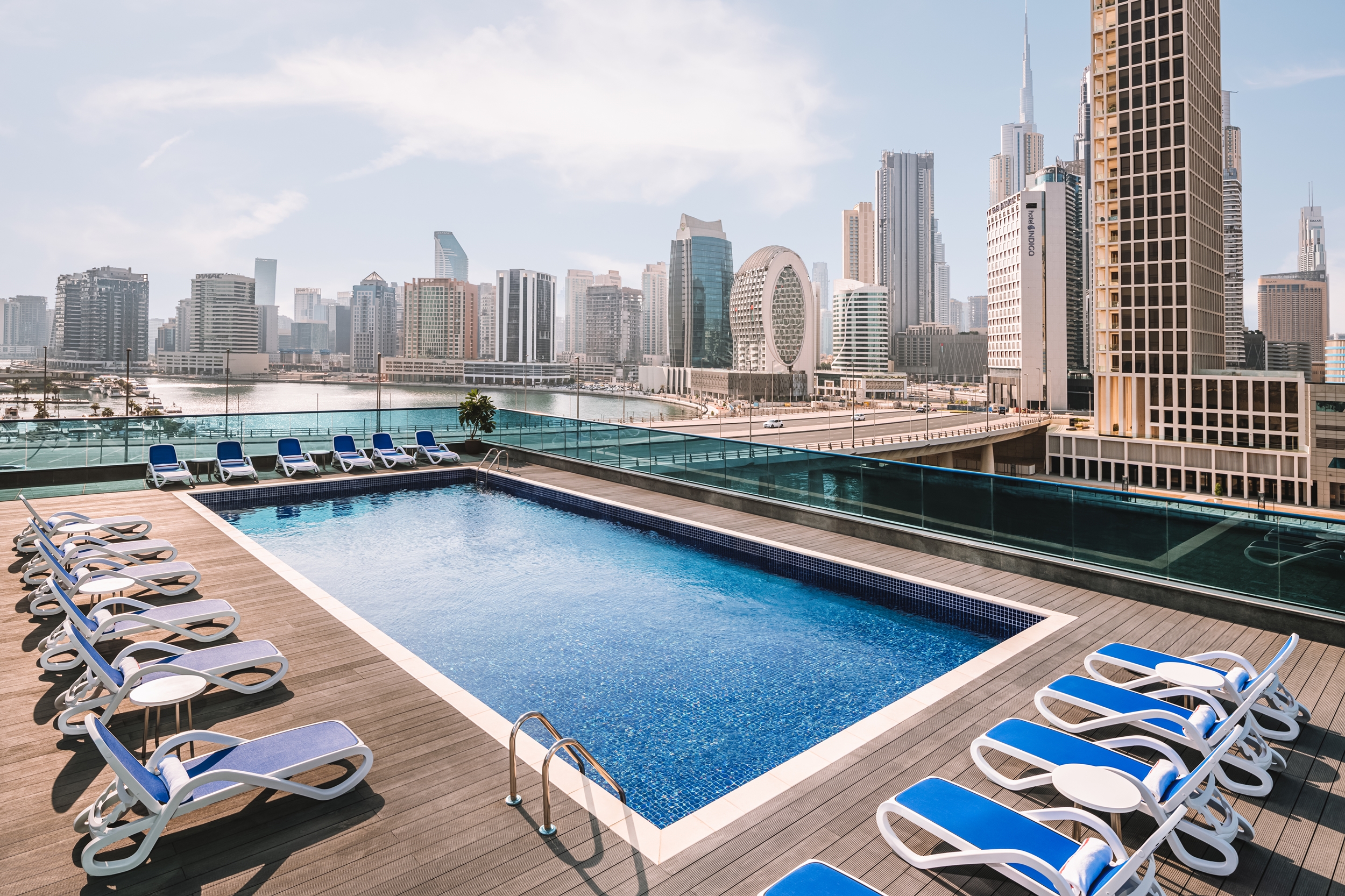 Дубай отели 2023. Рэдиссон Блю Дубай. Radisson Blu canal view Дубай. Отель Radisson Дубай.