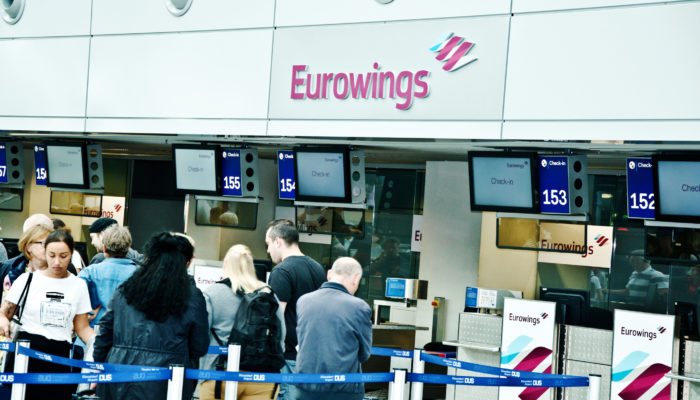 Check-in Eurowings; Foto: iStock.com/FroggyFrogg