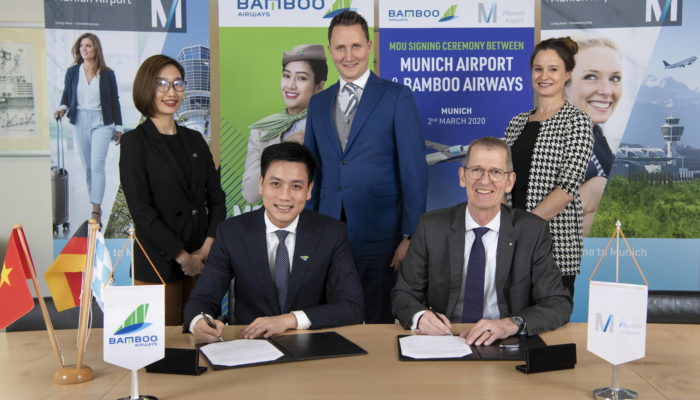 Unterzeichnungszeremonie mit Bamboo Airways: Bui Quang Dung (Bamboo Airways, links) und Andreas von Puttkamer vom Flughafen München (rechts). Foto: Flughafen München