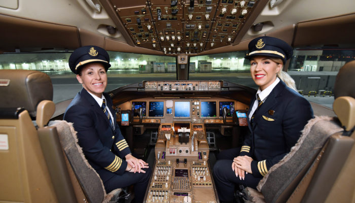 Frauenpower im Cockpit: Kapitänin Ellen Roz und erste Offizierin Heidi McDiarmid. Foto: Emirates