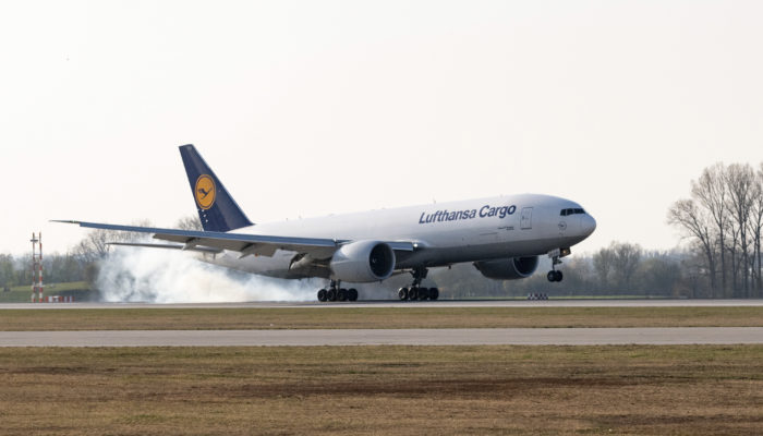 Eine Boeing 777 der Lufthansa Cargo mit Atemschutzmasken aus Shanghai landet auf dem Flughafen Muenchen. Foto: Stephan Goerlich / FMG