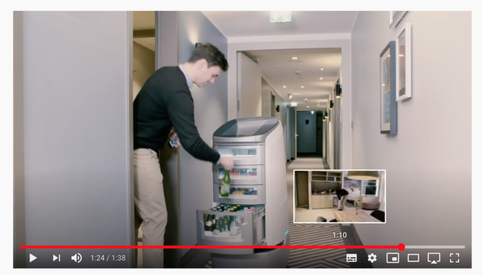 Im NYX Hotel München spielt der Roboter Butler. Foto: YouTube/Say Hello to JEEVES