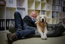 Markus Beyer, Gründer und Vorsitzender Bundesverband Bürohund e.V. mit Bürohund Chester. Foto: BVBH