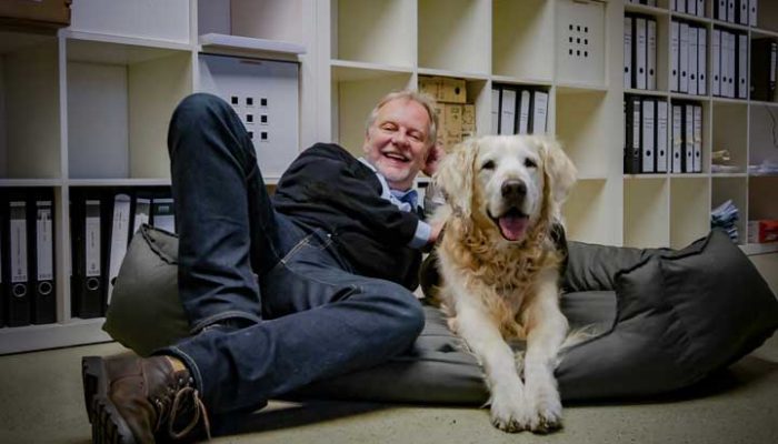 Markus Beyer, Gründer und Vorsitzender Bundesverband Bürohund e.V. mit Bürohund Chester. Foto: BVBH