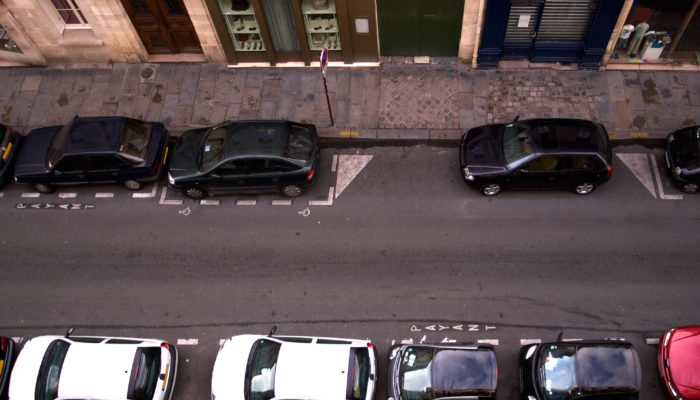 Autofahrer sollten in Frankreich genau auf die Farbe der Parkmarkierungen achten. Foto: AdobeStock
