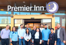 Hotelmanager Amr Mahrous und sein Team. Foto: Premier Inn