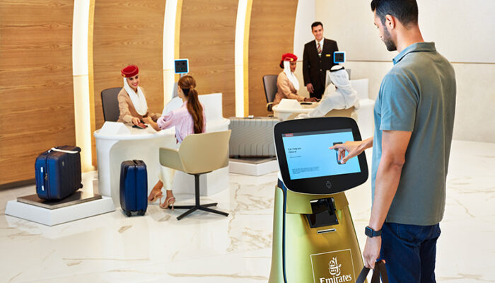 Roboter Check-in Assistent „Sara“ im neuen City Check-in und Travel Store. Foto: Emirates